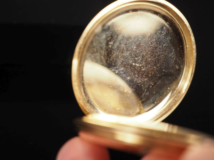 UTI Montre de gousset savonnette en or 750.  Cadran à chiffres arabes 