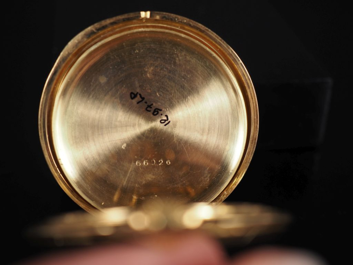 UTI Montre de gousset savonnette en or 750.  Cadran à chiffres arabes 