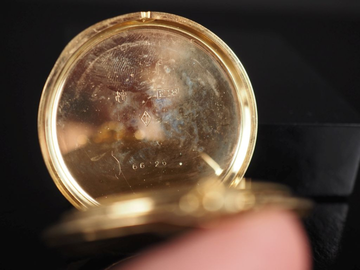 UTI Montre de gousset savonnette en or 750.  Cadran à chiffres arabes 