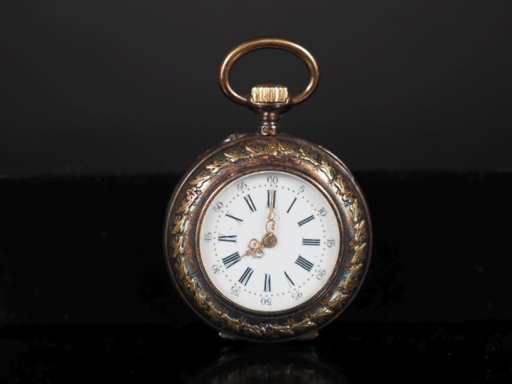 Montre de col Napoléon III en or jaune 750.  Cadran à chiffres romains