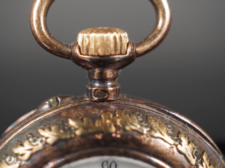 Montre de col Napoléon III en or jaune 750.  Cadran à chiffres romains