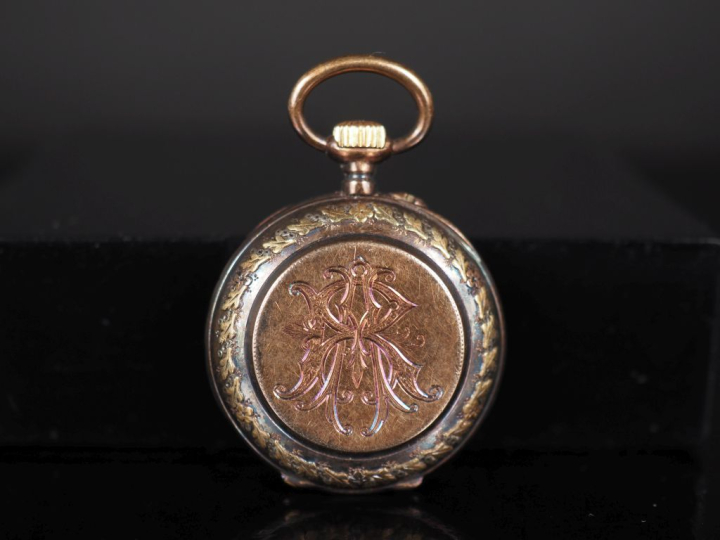 Montre de col Napoléon III en or jaune 750.  Cadran à chiffres romains