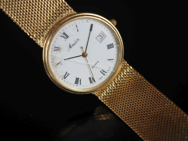 AREOR Montre bracelet de dame, boitier et bracelet en or jaune 750. Ca