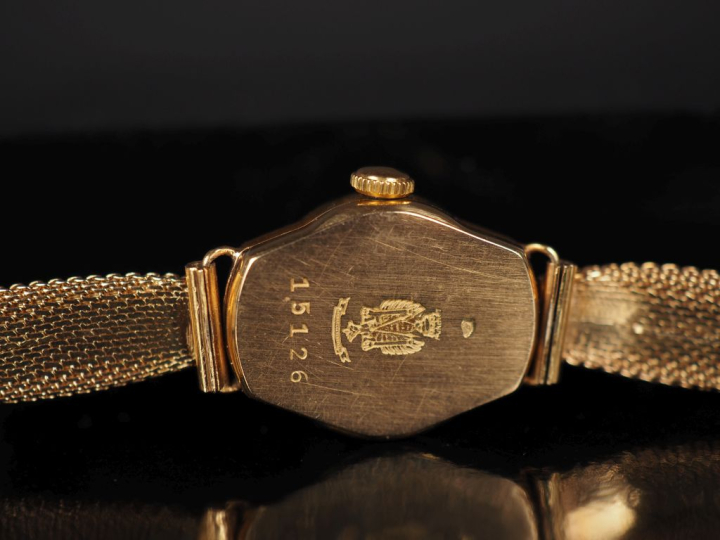LIP N° 15126 Montre bracelet de dame, boitier et bracelet en or jaune 