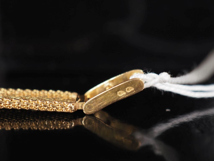 LIP N° 15126 Montre bracelet de dame, boitier et bracelet en or jaune 