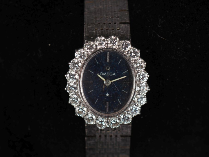 OMEGA,  Montre bracelet de dame, boitier et bracelet en or blanc 750. 