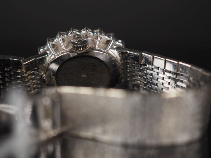 OMEGA,  Montre bracelet de dame, boitier et bracelet en or blanc 750. 