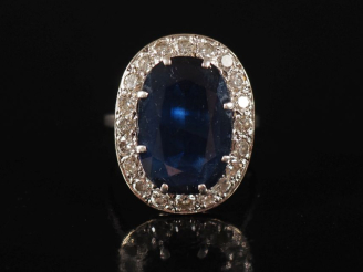 Vente aux enchères Bague de forme pompadour en or blanc 750, sertie en son centre d'un sa