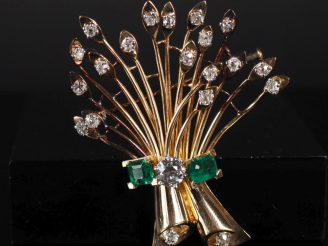 Vente aux enchères Importante broche en forme de gerbe de fleurs or jaune 750, sertie de 