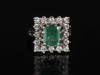 Vente aux enchères Bague à section carrée en or blanc 750, sertie en son centre d'une éme