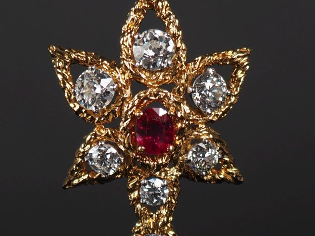 Important pendentif ajouré en platine et or jaune 750, serti de deux d