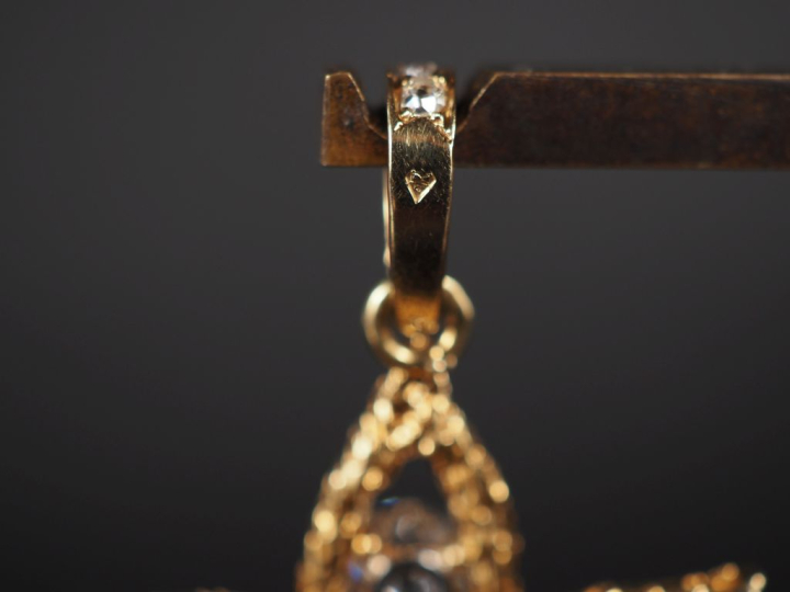 Important pendentif ajouré en platine et or jaune 750, serti de deux d