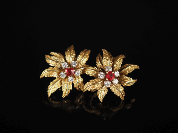 Ravissante paire de perces oreilles en or jaune 750, en forme de fleur