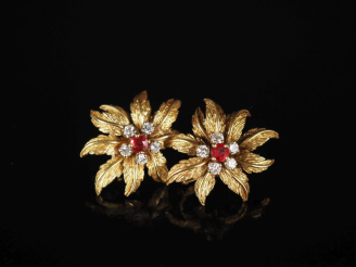 Vente aux enchères Ravissante paire de perces oreilles en or jaune 750, en forme de fleur