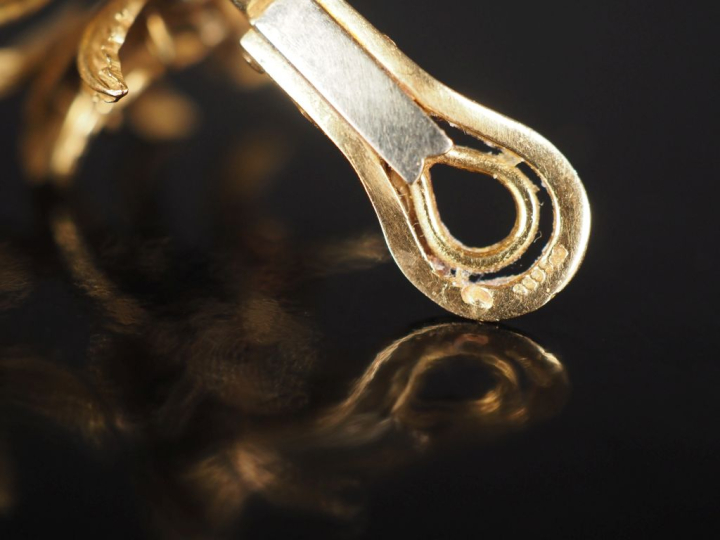 Ravissante paire de perces oreilles en or jaune 750, en forme de fleur
