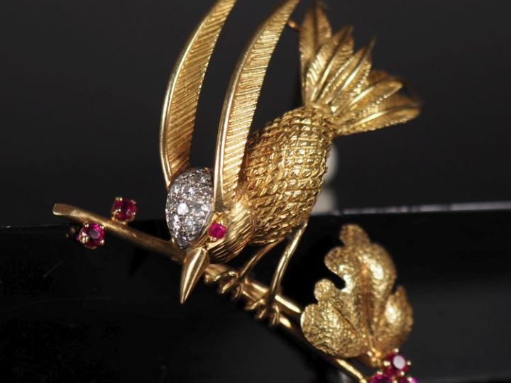 Ravissante broche en or jaune 750 et platine figurant un oiseau branch