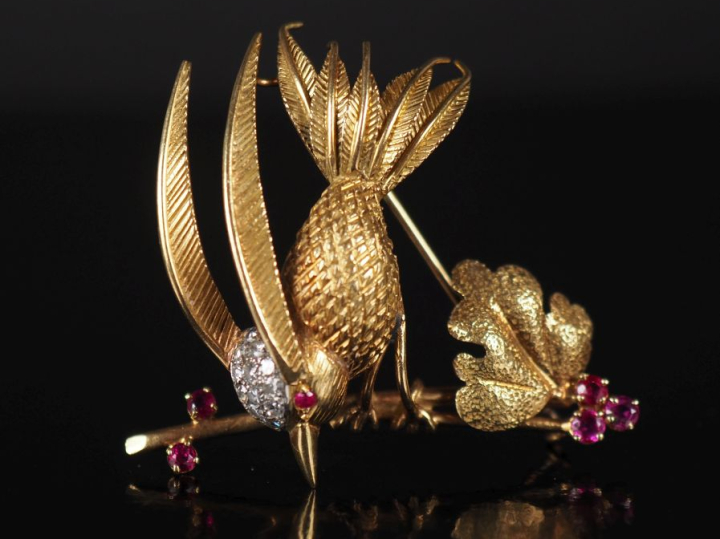 Ravissante broche en or jaune 750 et platine figurant un oiseau branch