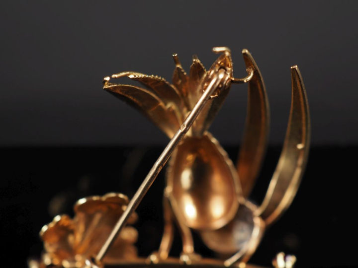 Ravissante broche en or jaune 750 et platine figurant un oiseau branch