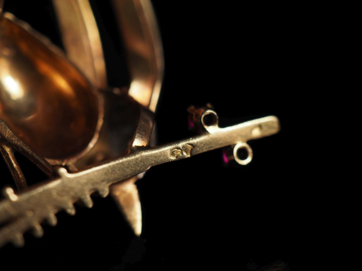 Ravissante broche en or jaune 750 et platine figurant un oiseau branch