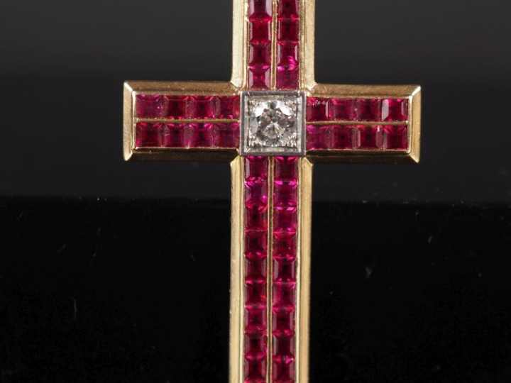 Pendentif en or jaune 750 en forme de croix, serti en son centre d'un 