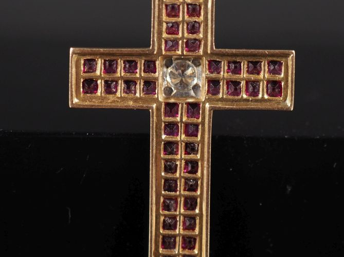 Pendentif en or jaune 750 en forme de croix, serti en son centre d'un 