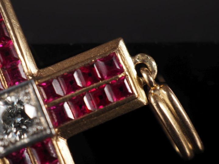 Pendentif en or jaune 750 en forme de croix, serti en son centre d'un 