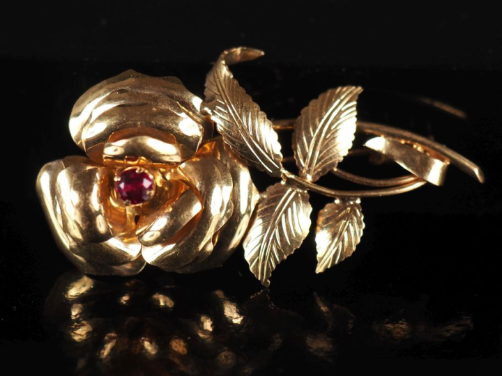 Broche en or jaune 750, en forme de rose, sertie en son centre d'une p