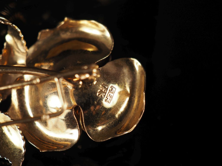 Broche en or jaune 750, en forme de rose, sertie en son centre d'une p