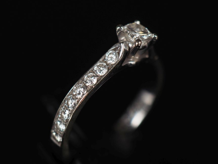 Bague en or blanc 750, sertie en son centre d'un diamant de 0,2 ct env