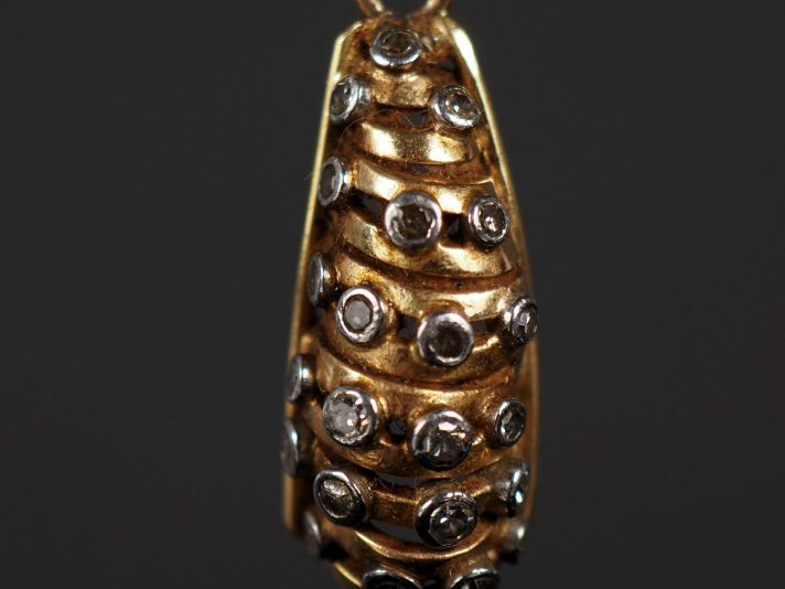 Demi-parure en or jaune 750 et diamants. Comprenant :  - un pendentif 