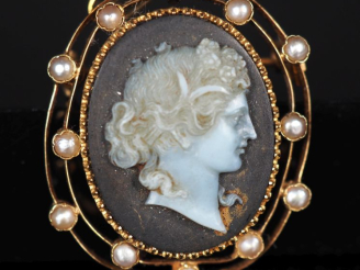 Vente aux enchères Ravissante broche (pendentif) en or jaune 750, sertie en son centre d'