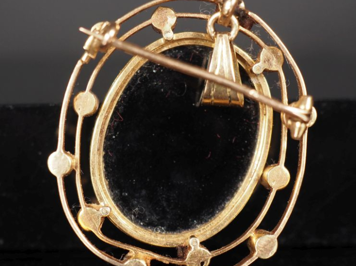 Ravissante broche (pendentif) en or jaune 750, sertie en son centre d'