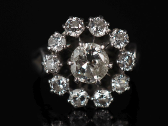 Vente aux enchères Bague marguerite en platine 950, sertie en son centre d'un diamant pes