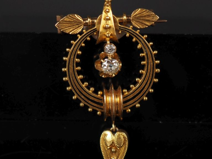 Ravissante broche Napoléon III en or jaune 750 et émail noir, à décor 