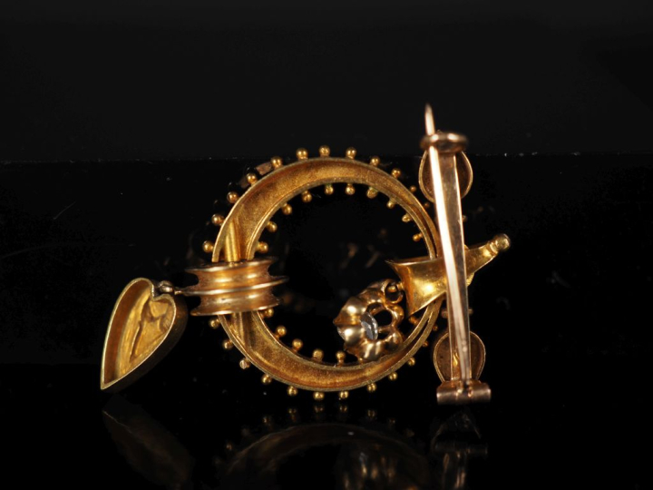 Ravissante broche Napoléon III en or jaune 750 et émail noir, à décor 