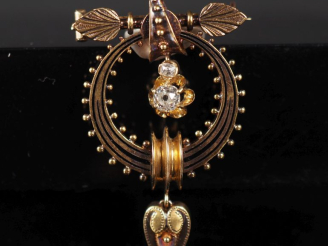 Vente aux enchères Ravissante broche Napoléon III en or jaune 750 et émail noir, à décor 