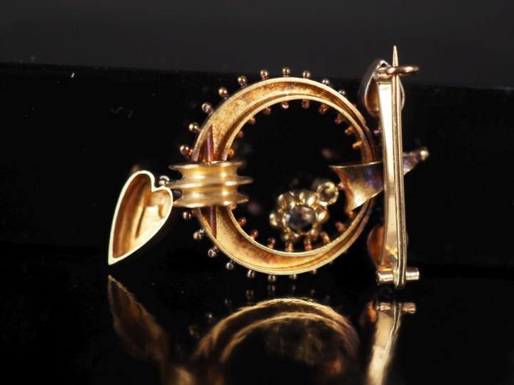 Ravissante broche Napoléon III en or jaune 750 et émail noir, à décor 