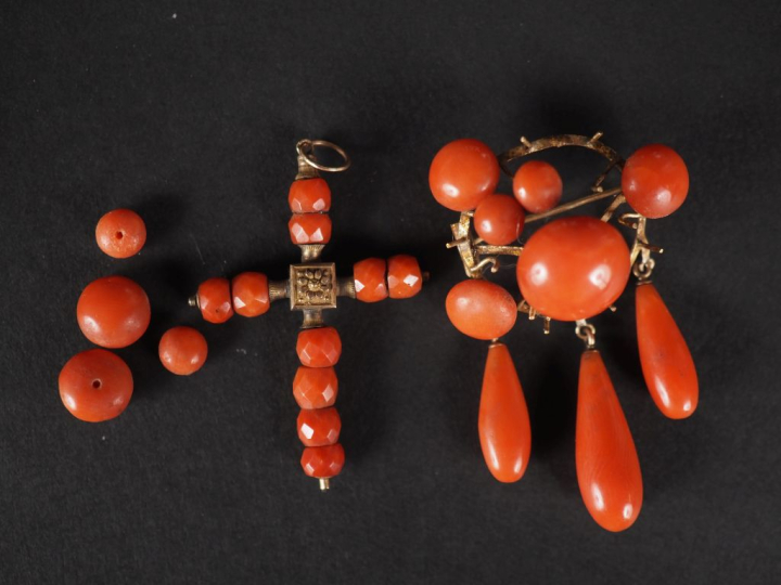 Ensemble comprenant :  - une broche en or jaune 750, sertie de corail 