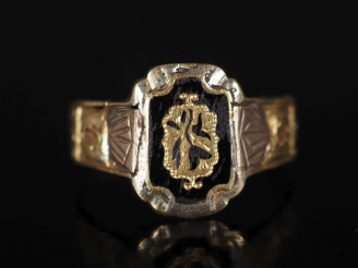 Vente aux enchères Bague en or jaune 750 et émail noir, à décor de fleur en son centre. D