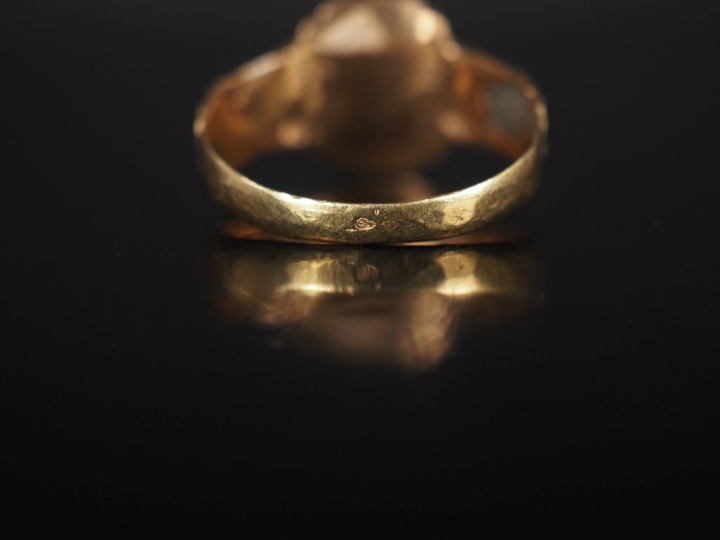 Bague en or jaune 750 et émail noir, à décor de fleur en son centre. D