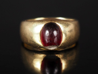 Vente aux enchères Bague en or jaune 750, sertie en son centre d'un cabochon de pierre du