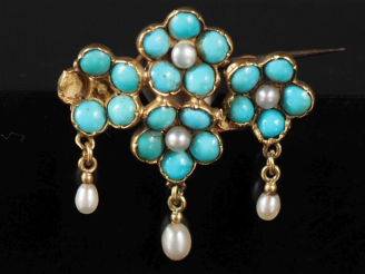 Vente aux enchères Broche en or jaune 585, à décor de fleurettes sertis de petits turquoi