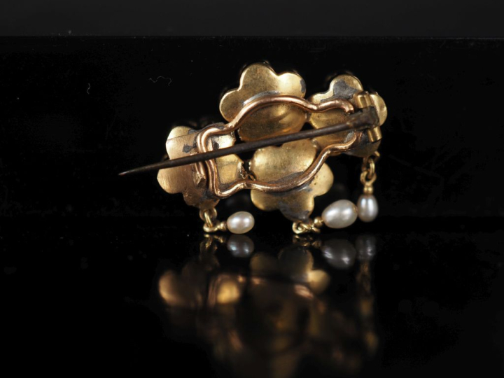 Broche en or jaune 585, à décor de fleurettes sertis de petits turquoi