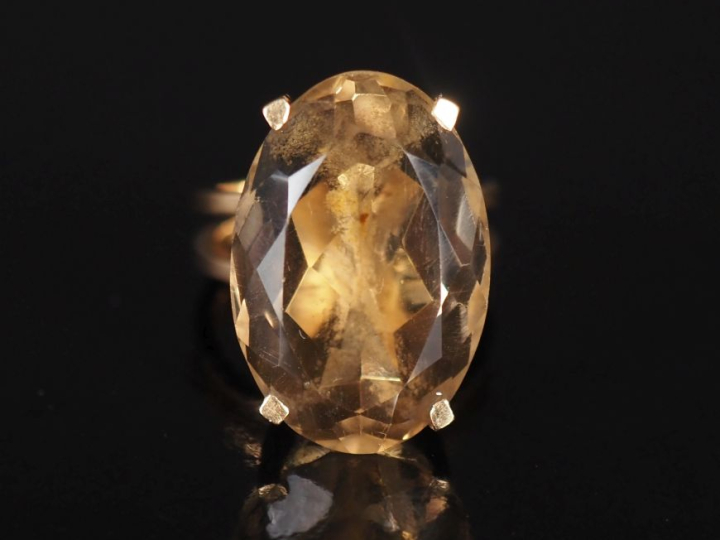 Importante bague en or jaune 750, sertie d'un quartz. Jolie monture à 