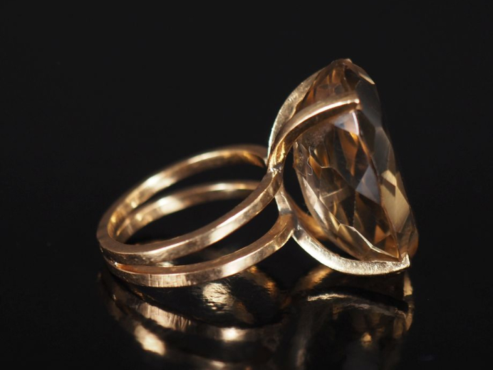 Importante bague en or jaune 750, sertie d'un quartz. Jolie monture à 