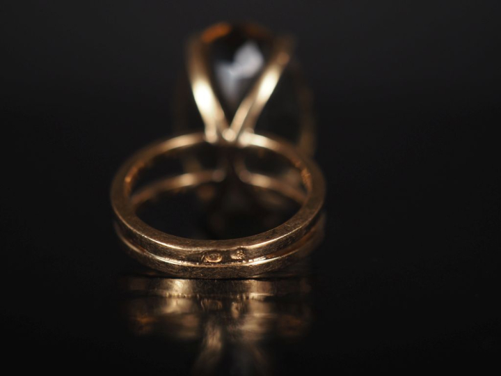 Importante bague en or jaune 750, sertie d'un quartz. Jolie monture à 