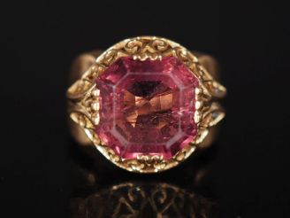 Vente aux enchères Imposante bague de style 1940 en or jaune 750, sertie en son centre d'