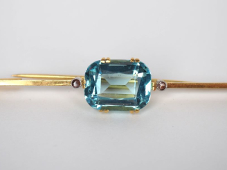 Vente aux enchères Broche barrette en or jaune 750, sertie en son centre d'une pierre ble