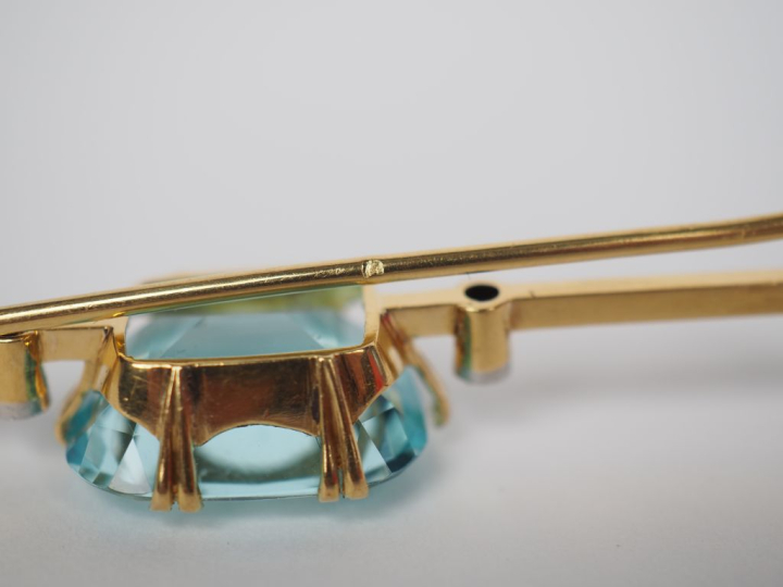 Broche barrette en or jaune 750, sertie en son centre d'une pierre ble