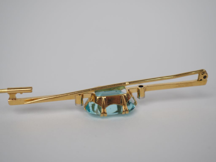 Broche barrette en or jaune 750, sertie en son centre d'une pierre ble